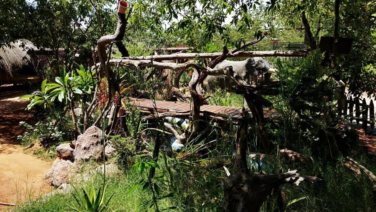Elephant Trail Guesthouse And Backpackers Kasane Εξωτερικό φωτογραφία